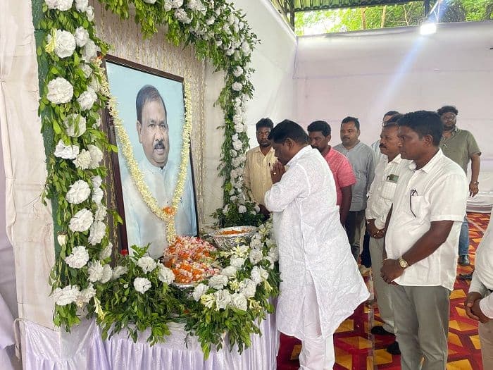 स्व रामदास सोरेन को श्रद्धांजलि देने हेमलाल मुर्मू घोड़ाबांध पहुंचे, परिवार वालों से मिल दी सांत्वना