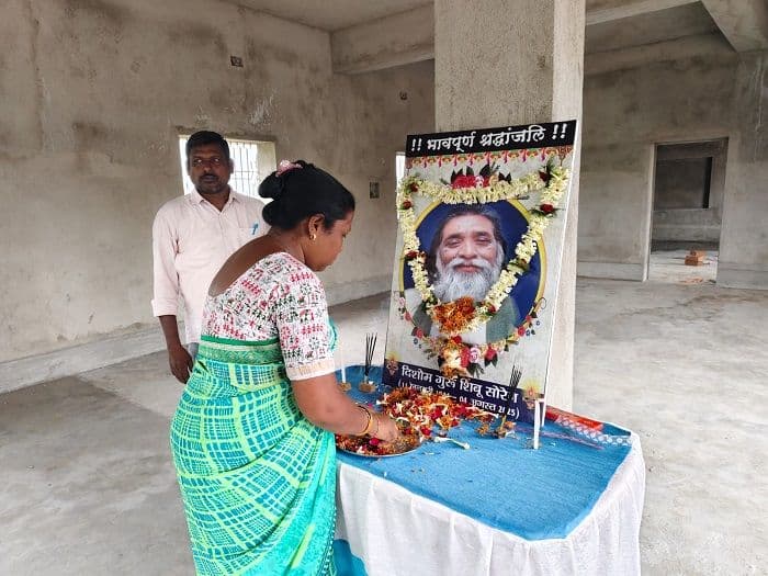 कार्यकर्ताओं ने शोक सभा कर दिशोम गुरु शिबू सोरेन को दी श्रद्धांजलि 