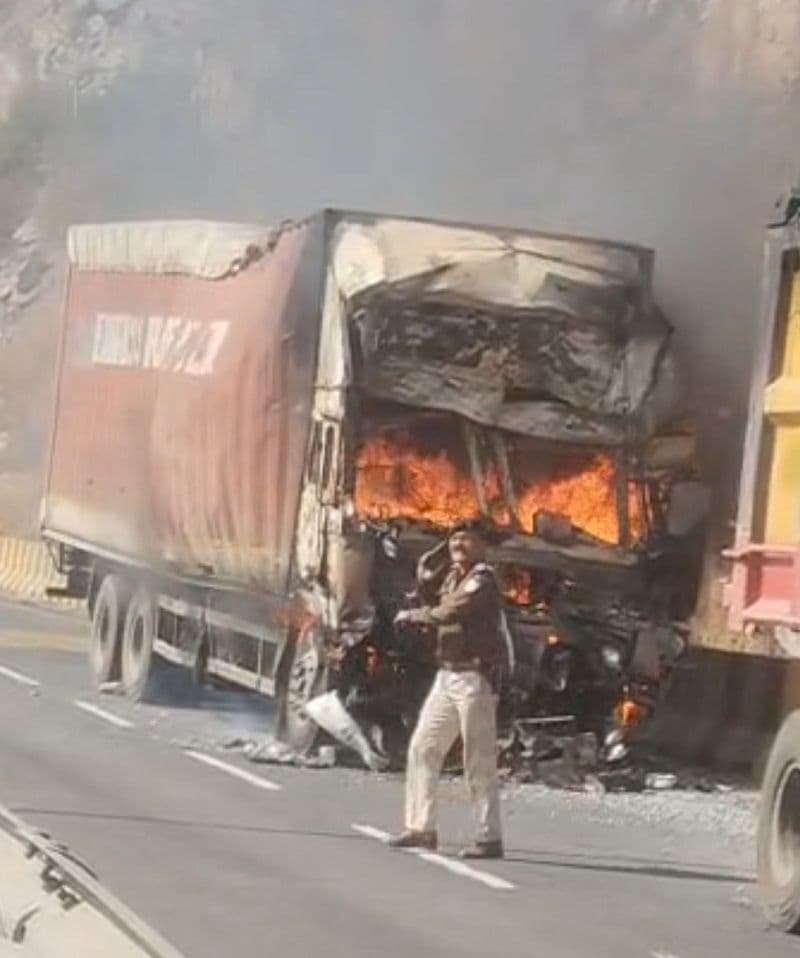 चलती हाइवा में ट्रक ने मारी टक्कर, चालक जिंदा जला