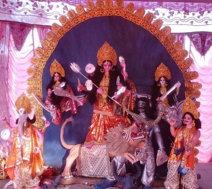 महंगी मूर्तियों के दौर में मिसाल बने चैनपुर के मूर्तिकार मृत्युंजय प्रजापति उर्फ संगम पेंटर: महज 8,500 रुपए में तैयार की मां दुर्गा की भव्य प्रतिमा