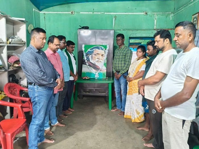 अमरापारा में दिवंगत गुरुजी की तस्वीर पर कार्यकर्ताओं ने पुष्प अर्पित कर दी श्रद्धांजलि
