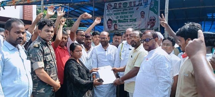 झामुमो कार्यकर्ताओं ने एम एम डीआर बिल के विरुद्ध प्रखंड कार्यालय में किया धरना प्रदर्शन