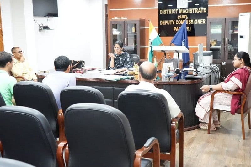 जिले में हो रही लगातार बारिश के मद्देनजर उपायुक्त ने विभिन्न पदाधिकारियों संग बैठक की 