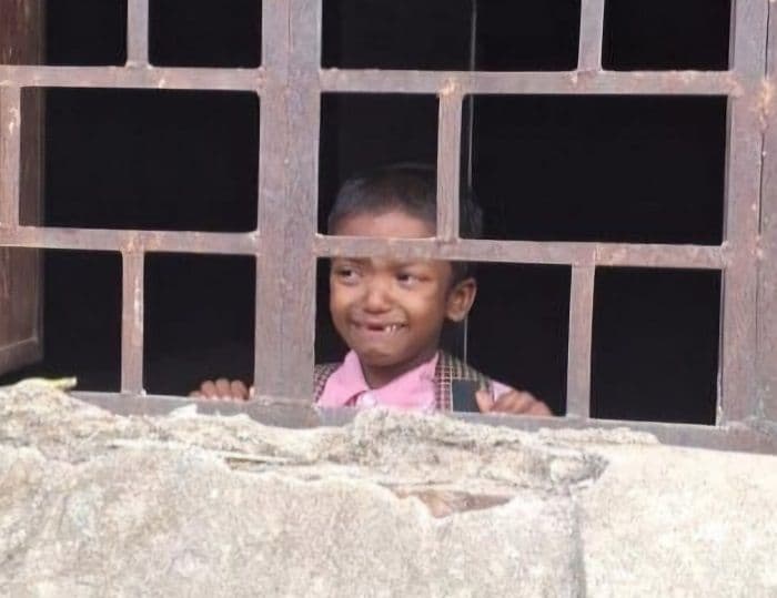 स्कूल प्रशासन की लापरवाही से घंटों  क्लास रूम में बंद रही मासूम सोनम