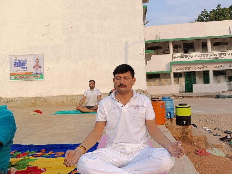 अंतर्राष्ट्रीय योग दिवस के अवसर पर हाई स्कूल के मैदान में किया गया योग का अभ्यास