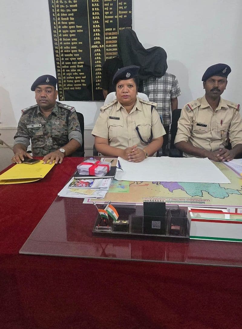 लोहरदगा में 19 ग्राम ब्राउन शुगर के साथ दो तस्कर गिरफ्तार, बाइक जब्त