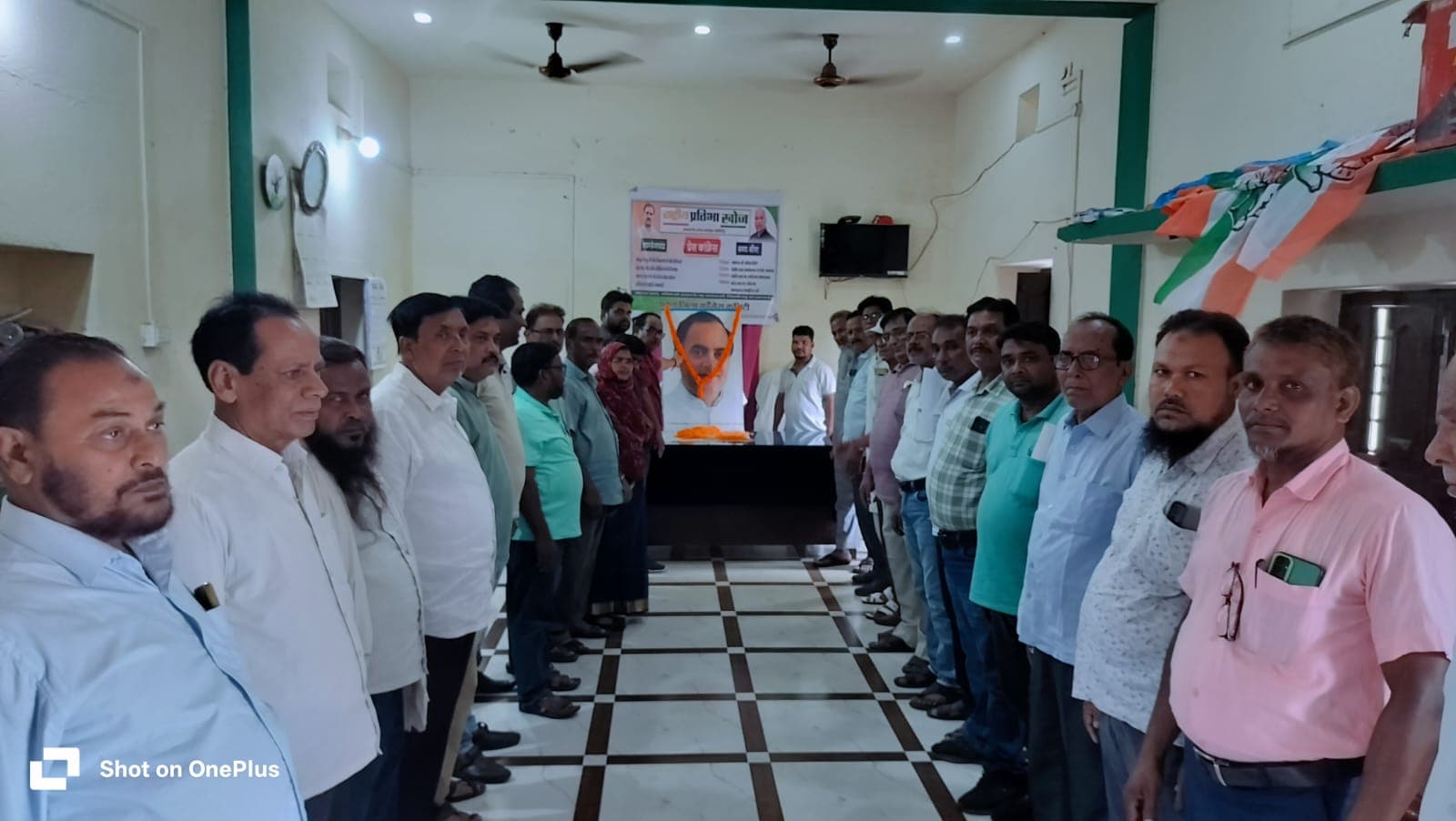 राजीव गांधी की पुण्यतिथि पर कांग्रेसियों ने दी श्रद्धांजलि, मरीजों के बीच किया फल वितरण