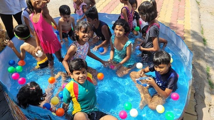 नन्हे कदमों को मिल रही नई उड़ान, समर कैंप में बच्चों ने सीखी क्रिएटिविटी और संस्कार