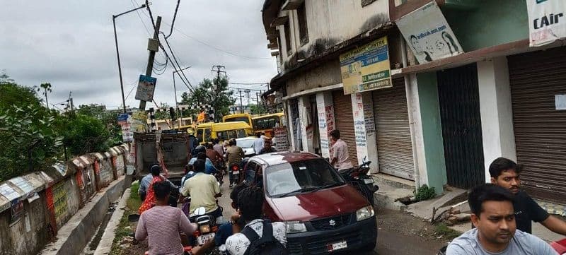 मेदिनीनगर में स्कूली बच्चों को जाम से परेशानी