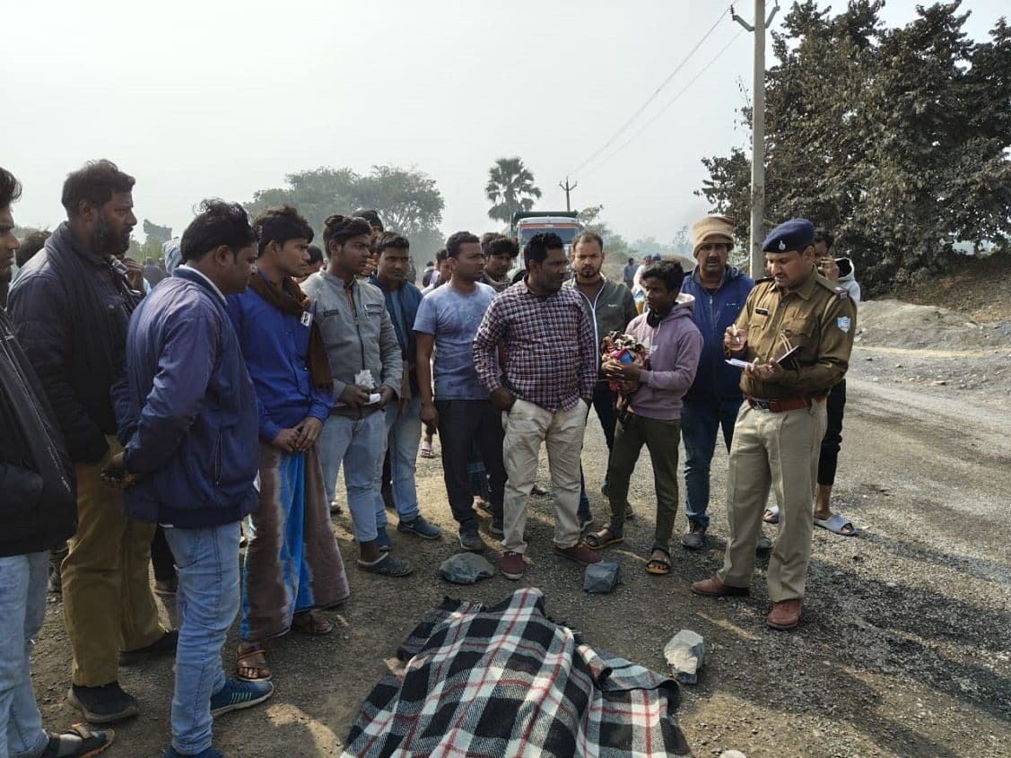 डम्फर में चढ़ने के दौरान दबकर खलासी  की हुई मौत 