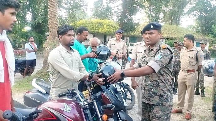 SDPO ने सड़क सुरक्षा अभियान के तहत बाइक चालकों के बीच हेलमेट का किया वितरण,लोगों में जागरूकता फैलाई 