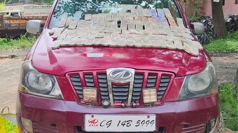 लावारिस हालत में खड़ी जाइलो गाड़ी से आधा करोड़ रूपया बरामद 