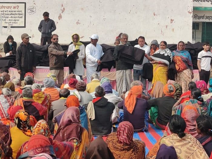 मनिका प्रखंड क्षेत्र के समाजसेवी लोगों के द्वारा हाई स्कूल के मैदान में किया गया कंबल का वितरण