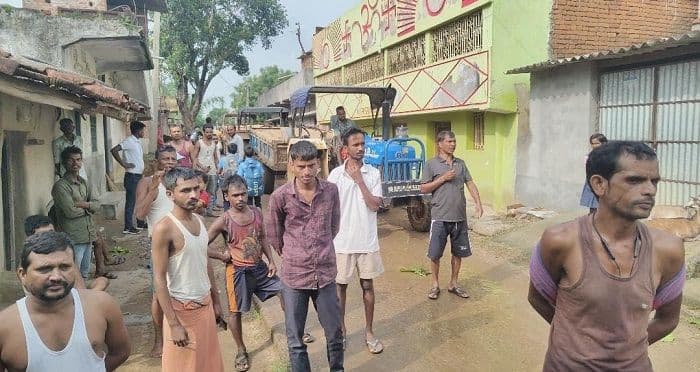 लकठाही में अवैध बालू कारोबार के खिलाफ फूटा ग्रामीणों का गुस्सा, दो घंटे रोका ट्रैक्टर