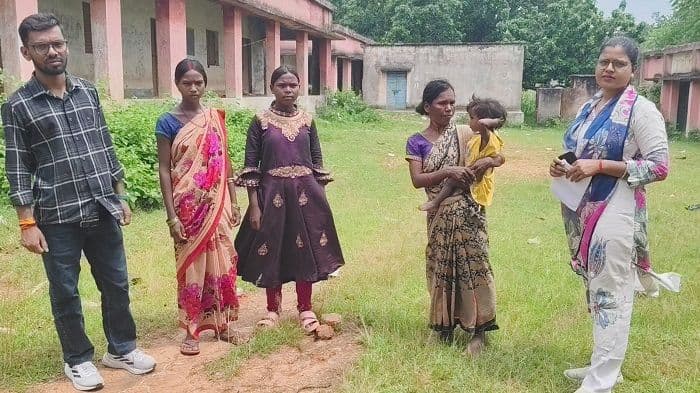 खबर का असर: बिरहोर परिवारों का हाल जानने पहुंचे अधिकारी
