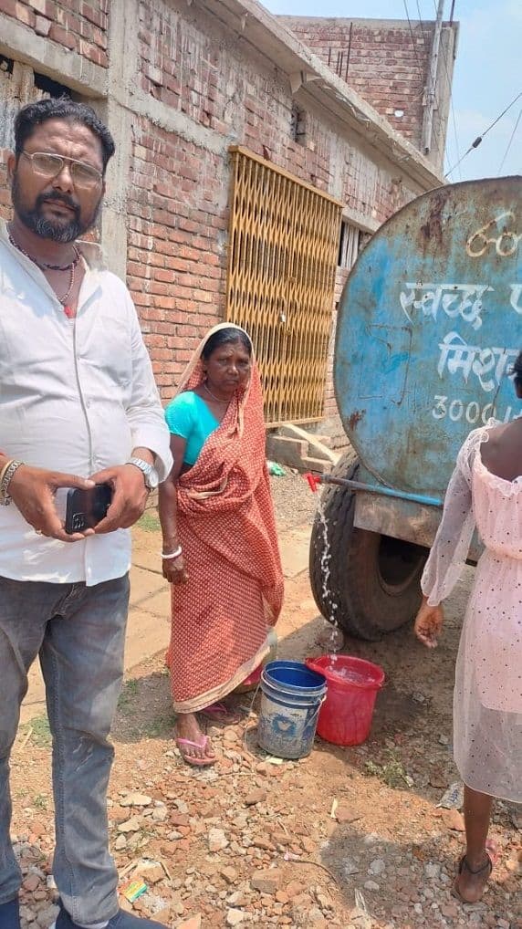 जदयू अध्यक्ष के पहल पर शहर के वार्ड नं एक के लोगों को टैंकर से घर- घर तक मिल रहा पानी