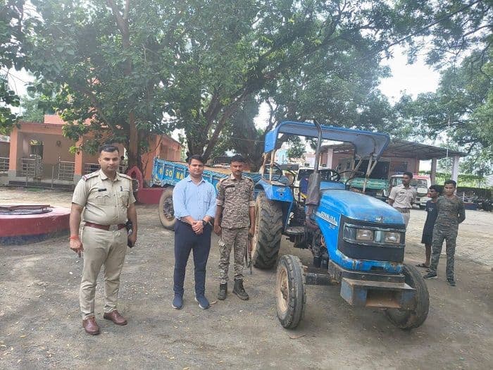 बालू माफिया फिर बेखौफ, छापेमारी के दौरान चालक ट्रैक्टर छोड़कर फरार