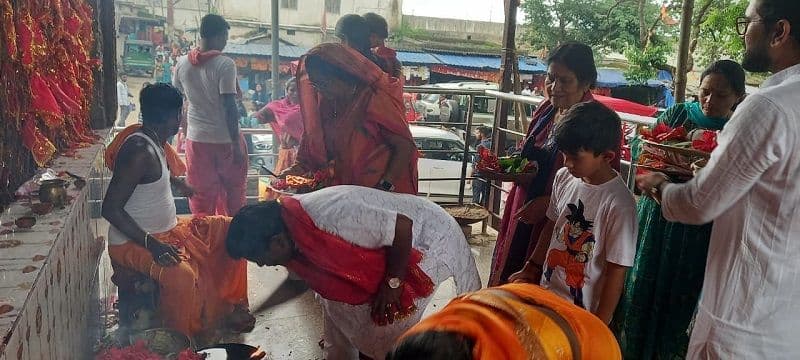 गुरु जी के शीघ्र स्वस्थ होने की मन्नत मांग हेमलाल मुर्मू ने देवरी मंदिर में मथा टेका