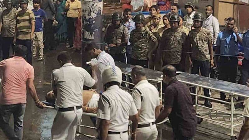 महासप्तमी पर कोलकाता में बड़ा हादसा : चोरबगान पूजा पंडाल में मची भगदड़ में 17 की मौत, 15 घायल