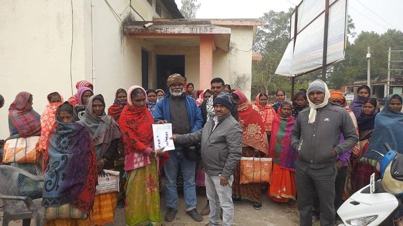 बरवाडीह में राशन को लेकर सैकड़ों कार्डधारियों का प्रदर्शन, लिखित शिकायत सौंपकर राशन दिलाने का लगाई गुहार