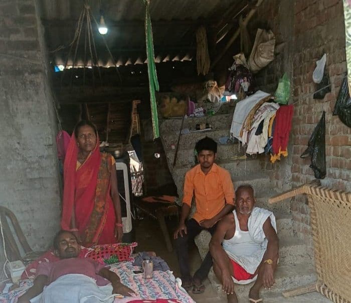 करंट लगने से शरीर का आधा हिस्सा काम करना किया बंद, बदहाली की जिंदगी जीने को मजबूर है सोनू 