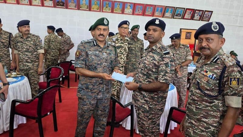 मिसिर बेसरा की गिरफ्तारी के नायकों को CRPF डीजी ने किया सम्मानित