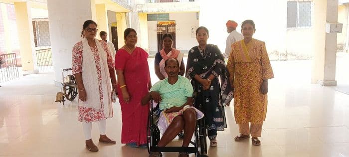 दिव्यांग की मदद को चेंबर से बाहर निकलीं बीडीओ, तत्काल दिलाई व्हीलचेयर
