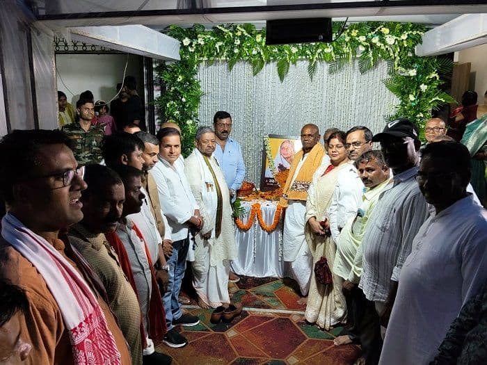 पूर्व विधायक लोकनाथ महतो की पत्नी के ब्रह्मभोज में शामिल हुए कई विधायक एवं  पदाधिकारी, दी श्रद्धांजलि