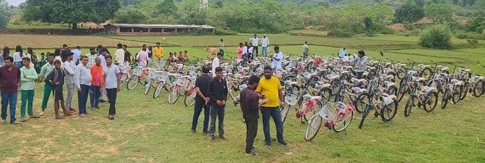 "शिक्षा की मदद बनी मुसीबत" : तिसरी में अलख पांडे के साइकल वितरण में हंगामा, चाभी एक को-साइकल दूसरे को