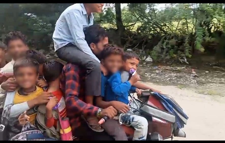 एक बाइक पर बिठाए आठ स्‍कूली बच्चे, मासूमों की जान जोखिम में डाल दिखाई हीरोगिरी 