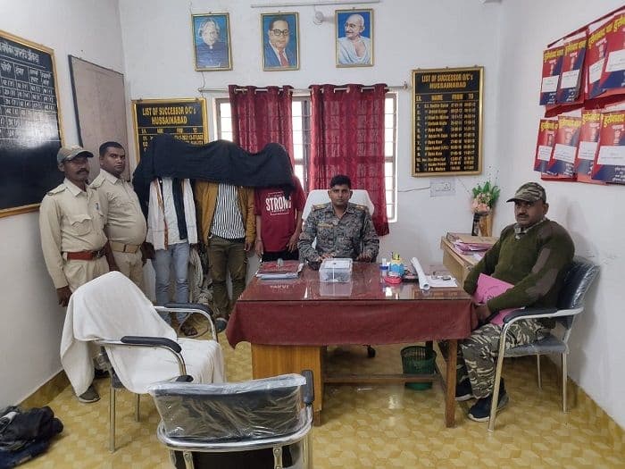 पलामू पुलिस ने तीन अपराधियों को हथियार के साथ किया गिरफ्तार 