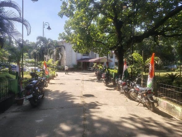 लातेहार सरकारी सर्किट हाउस में कांग्रेस का झंडा लहराने से उठे सवाल, उपायुक्त ने लिया संज्ञान, जांच के निर्देश