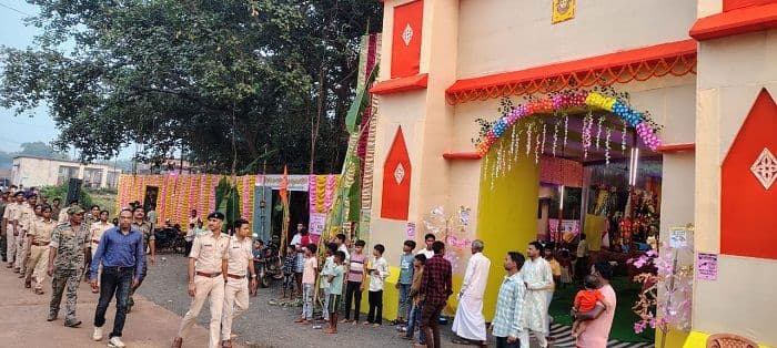 दुर्गापूजा को लेकर लिट्टीपाड़ा में प्रशासन अलर्ट, पुलिस ने निकाला फ्लैग मार्च