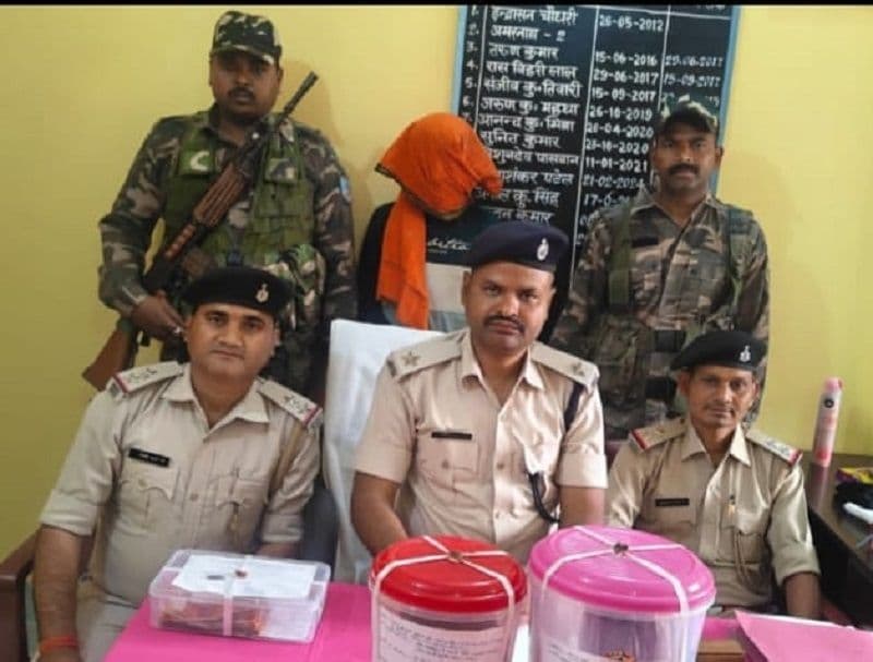 मनातू थाना पुलिस ने छोटकी नागद में छापेमारी कर आलोक भारती को 2.860 किलोग्राम अफीम के साथ किया गिरफ्तार 