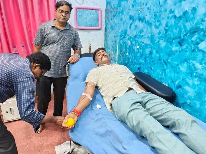 पलामू पुलिस की मानवता की मिसाल : बेटी की डिलीवरी केस के लिए कांस्टेबल विवेक ने किया ब्लड डोनेट