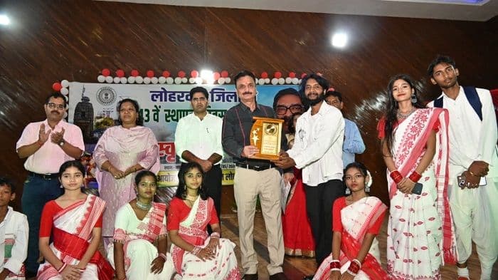 लोहरदगा जिला के 43वें स्थापना दिवस की पूर्व संध्या पर सांस्कृतिक संध्या का आयोजन