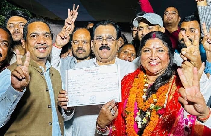 मेदिनीनगर में आभार यात्रा सह विजय उत्सव की रही धूम, मेयर अरुणा शंकर व आनंद शंकर ने मतदाताओं के प्रति जताया आभार 