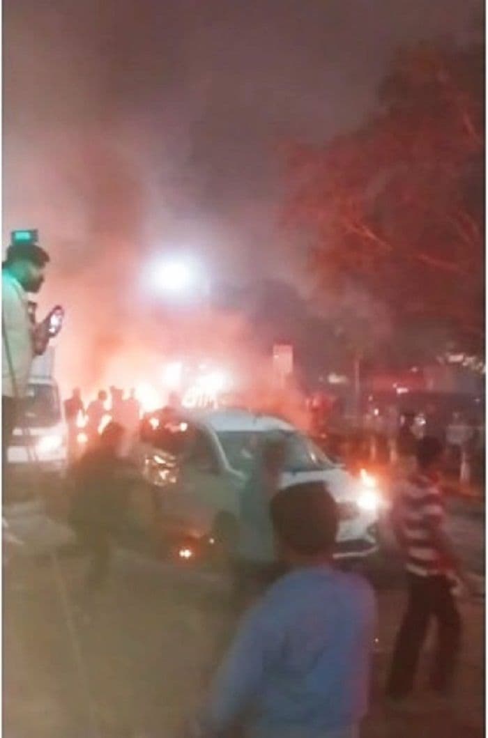 लाल किला मेट्रो स्टेशन के पास कार में धमाका