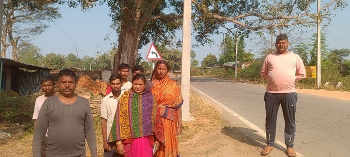 सड़क किनारे लगे बिजली के खंभे दे रहे बड़े हादसे को न्योता, ठेकेदार की लापरवाही से ग्रामीणों में रोष 