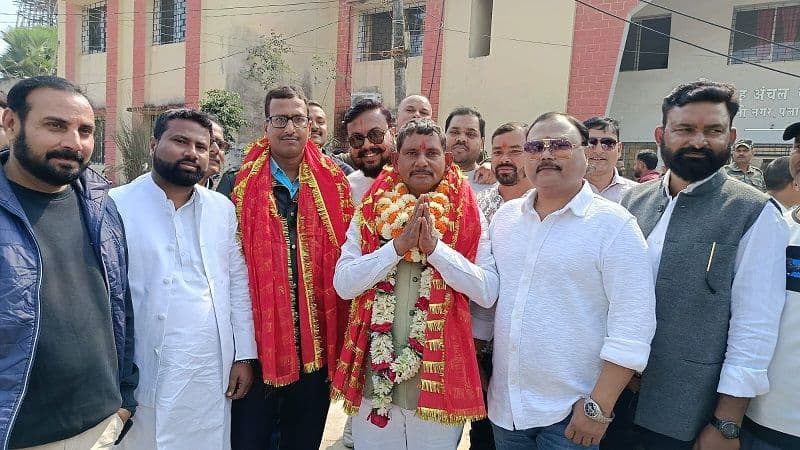 वार्ड संख्या 13 से राकेश सिन्हा ने दाखिल किया नामांकन, समर्थकों की उमड़ी भीड़ 