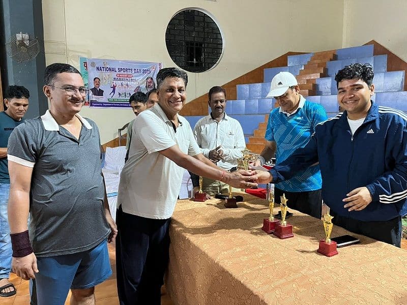 इंडोर बैडमिंटन टूर्नामेंट में डॉक्टर शंकर एंड पार्टनर कार्तिक बने विनर, पिंटू एंड पार्टनर दीपक हुए रनर, डीसी ने किया पुरस्कृत