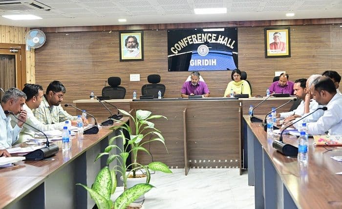 उपायुक्त ने 15वें वित्त आयोग के तहत संचालित योजनाओं का किया समीक्षा, भुगतान में हो रहे देरी पर जताई नाराजगी