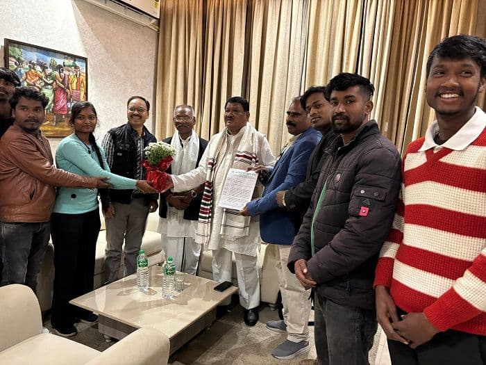 केंद्रीय मंत्री जुएल ओराम को झारखंड आदिवासी छात्र संघ ने सौंपा ज्ञापन