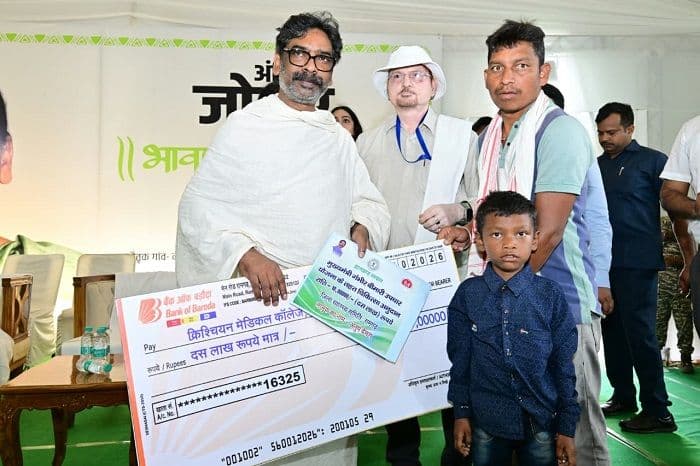 मुख्यमंत्री हेमन्त सोरेन ने नेमरा में आमजनों की सुनी समस्या, ऑनस्पॉट दिए 10 लाख का चेक 