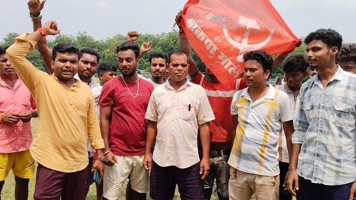 ओसीपी प्रबंधन के मनमानी से गुस्साए ग्रामीण युवाओं ने मिट्टी कटाई कार्य रोक कर किया विरोध प्रदर्शन