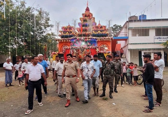 बड़कागांव थाना प्रभारी ने विभिन्न पूजा पंडालों का किया दौरा
