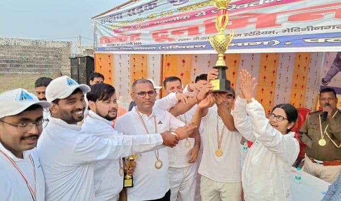 सड़क सुरक्षा व गणतंत्र दिवस को ले आयोजित फैंसी क्रिकेट मैच में प्रशासन ने पत्रकार एकादश को 108 रन से हराया