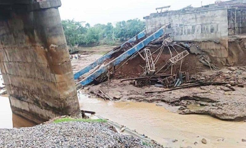 झारखंड के गिरिडीह में अरगा नदी पर 5.5 करोड़ की लागत से बन रहा पुल ढहा