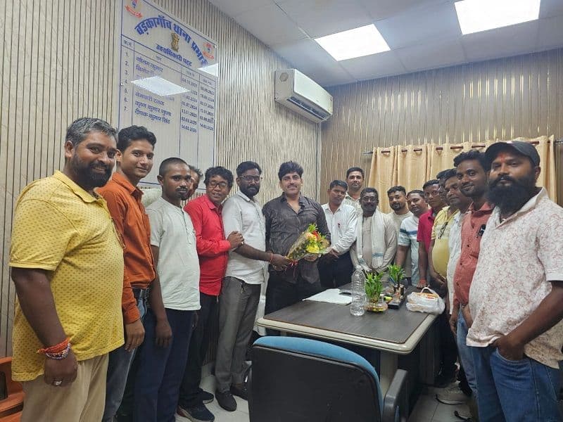 37 वर्ष के हुए थाना प्रभारी दीपक कुमार सिंह, मिठाई खिलाकर एवं बुके देकर पत्रकार संघ ने दी जन्मदिन की बधाई