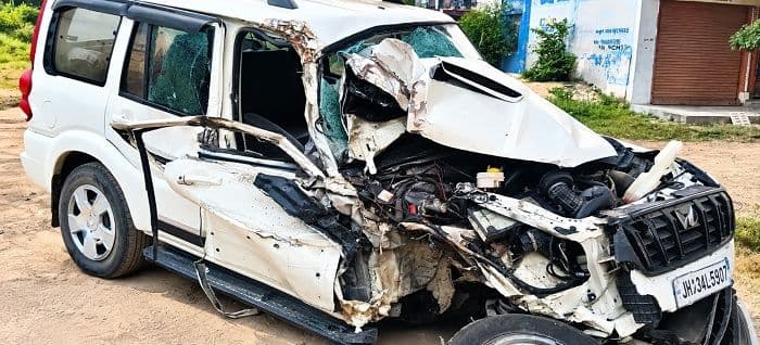 लातेहार के मोंगर मोड़ पर भीषण सड़क हादसा, स्कॉर्पियो के उड़े परखच्चे; दो युवक गंभीर